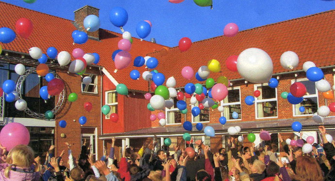 Balloner sendes til vejrs Balloner sendes til vejrs